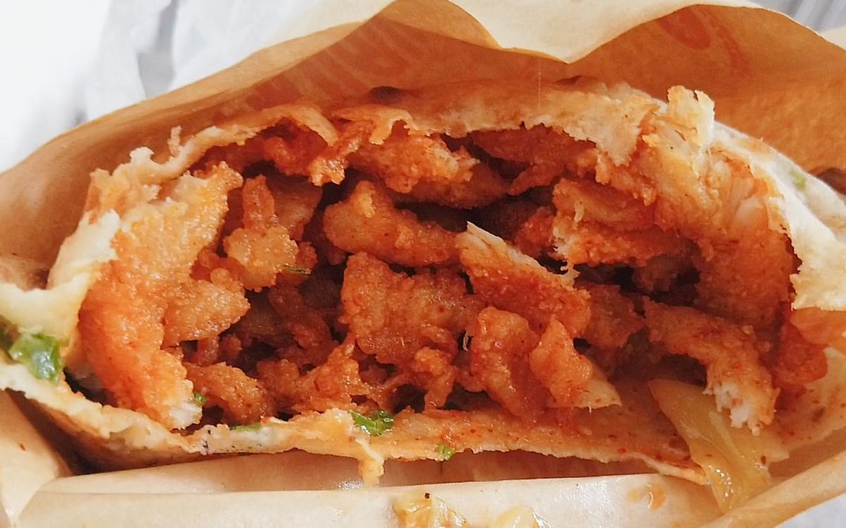 酥脆鸡柳配上新出锅的烧饼你吃过吗?徐州新晋网红小吃烧饼鸡柳!