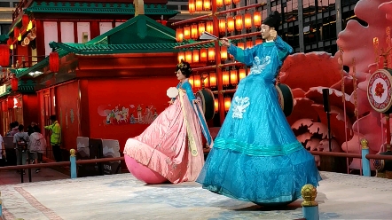 大唐不夜城的不倒翁小姐姐表演!