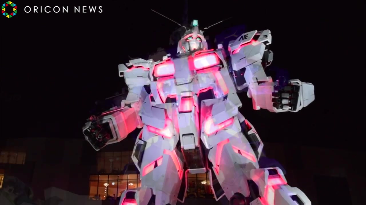 1:1比例约20米高的独角兽高达模型登场,配上背景音乐和台词很酷炫很燃