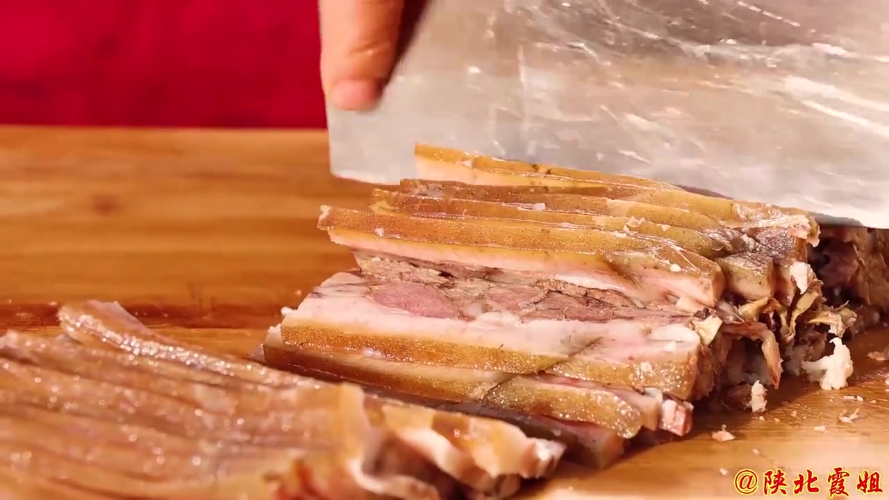 杀猪留下20斤大猪头,霞姐今天做传统美食"压猪头肉",20斤大猪头压一晚