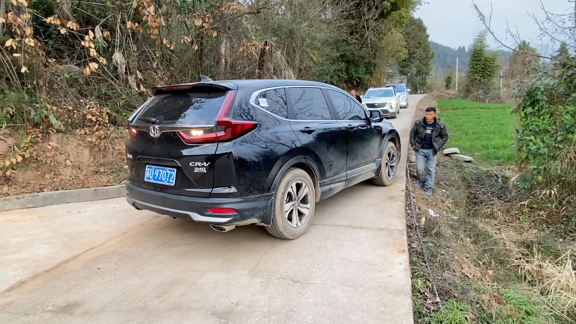 四川农村山路会车,苏州新手女司机差点撞山上,过程太惊险了_哔哩哔哩