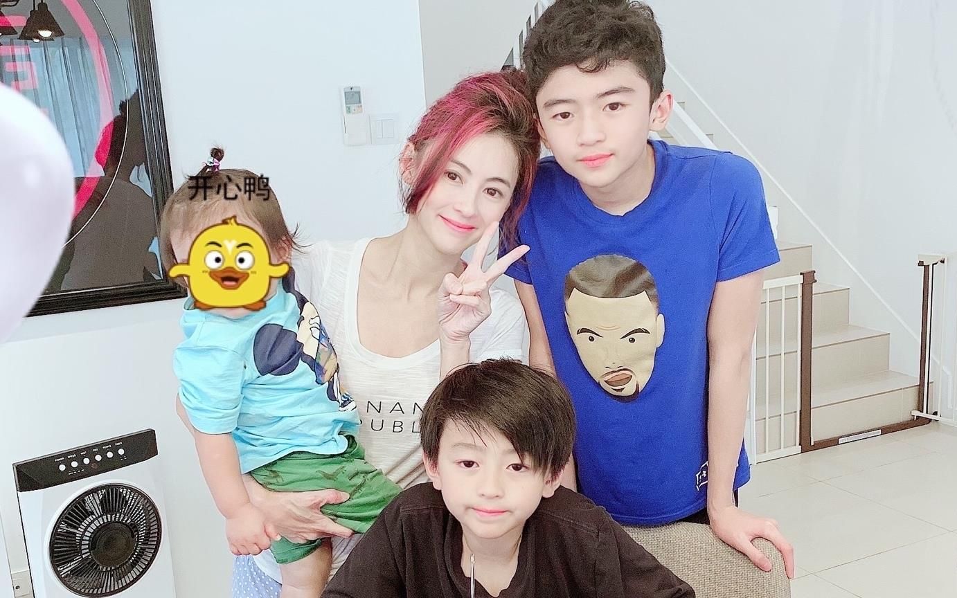 张柏芝晒全家福为小q庆生,小儿子出镜呆萌可爱,全家都是高颜值