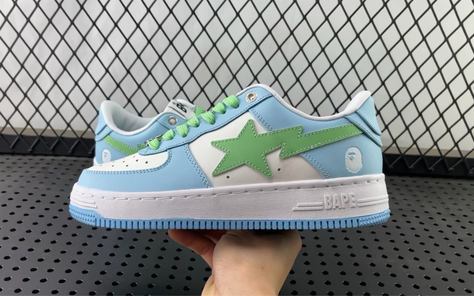 АПТЕЕС и BAPE дизайн философии отличаются, чтобы с