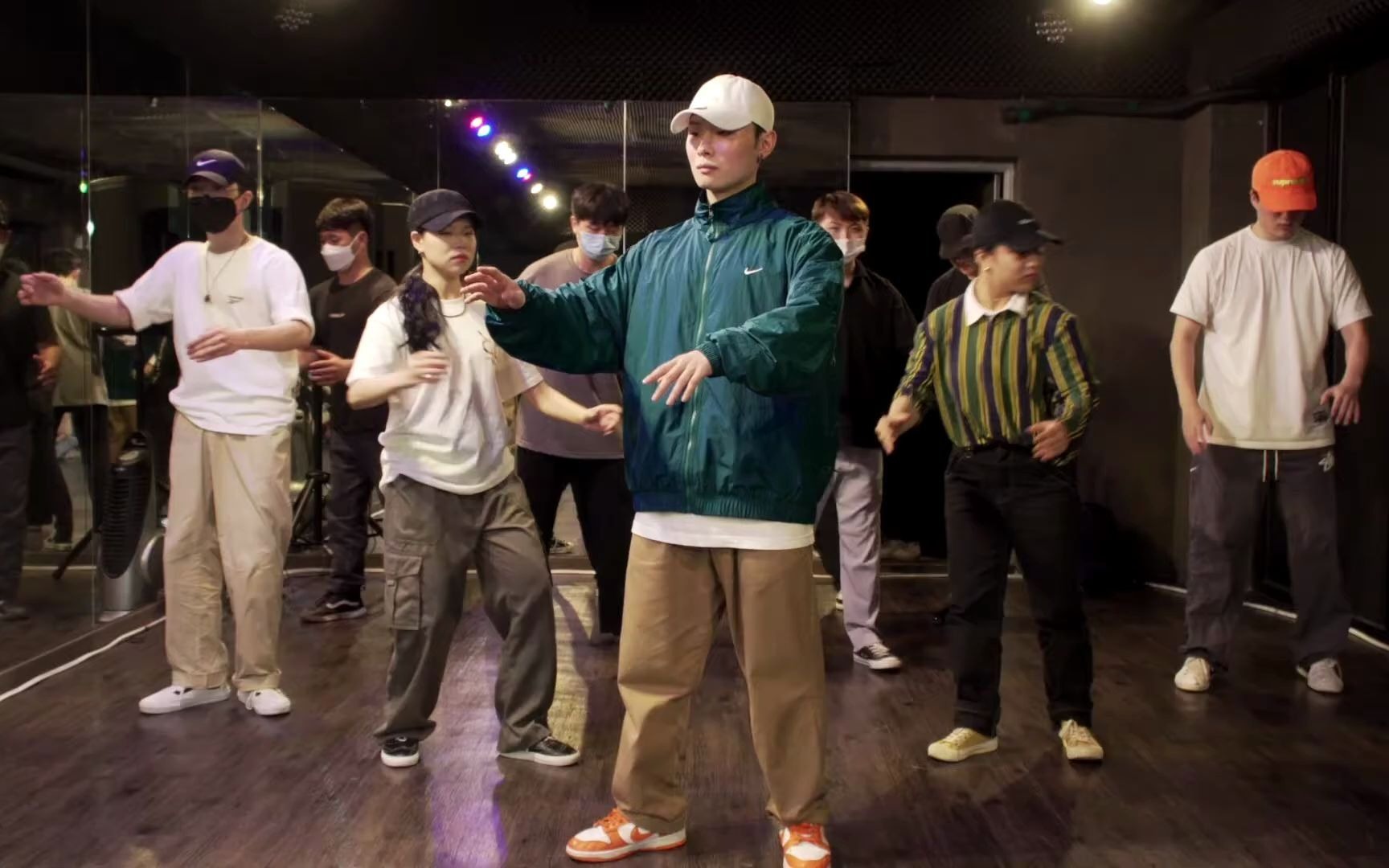 这就是街舞机械舞dokyun跟着学学