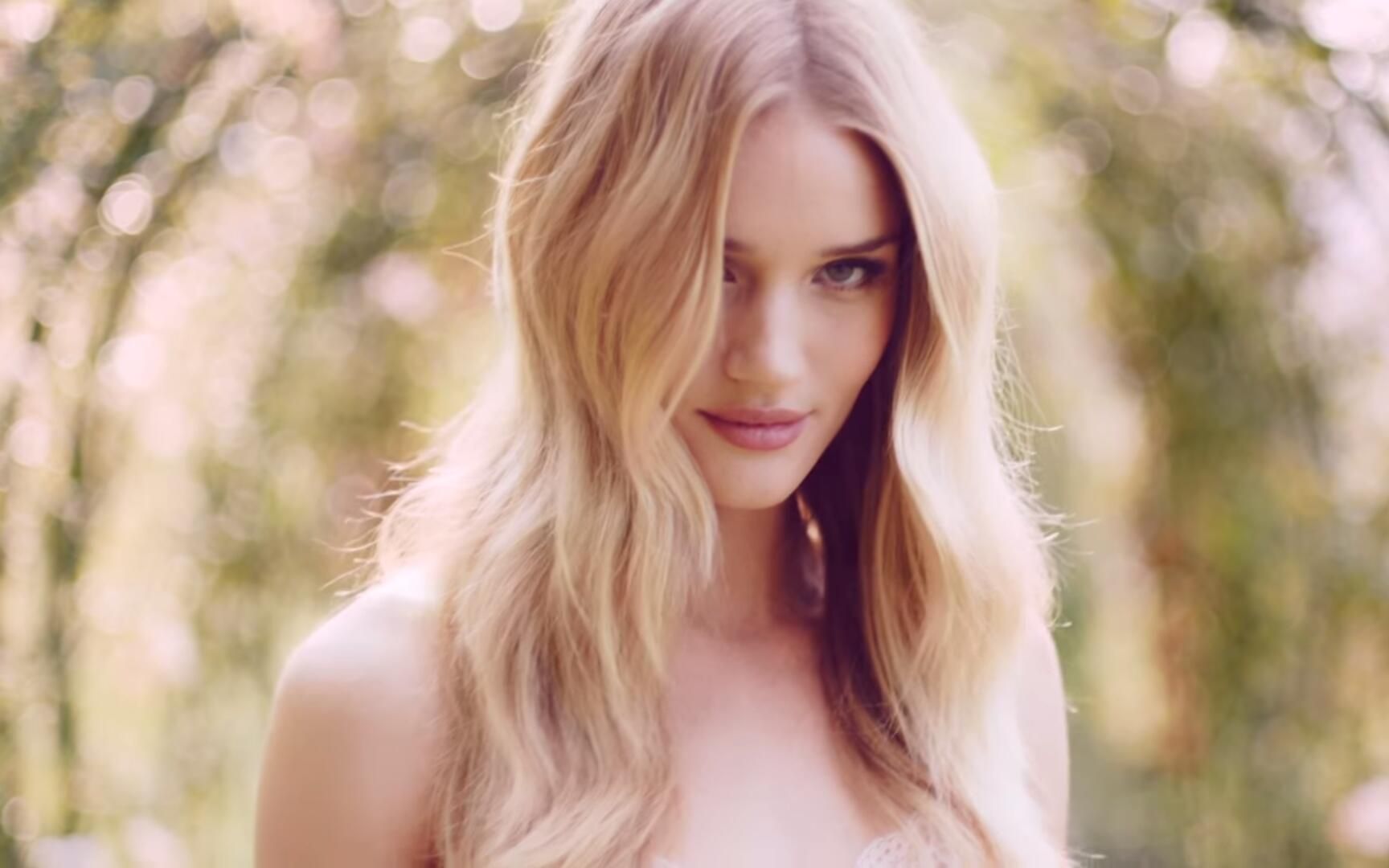 【Rosie HuntingtonWhiteley】罗茜汉丁顿惠特莉代言Rosie for Autograph Fragrance哔哩哔哩bilibili