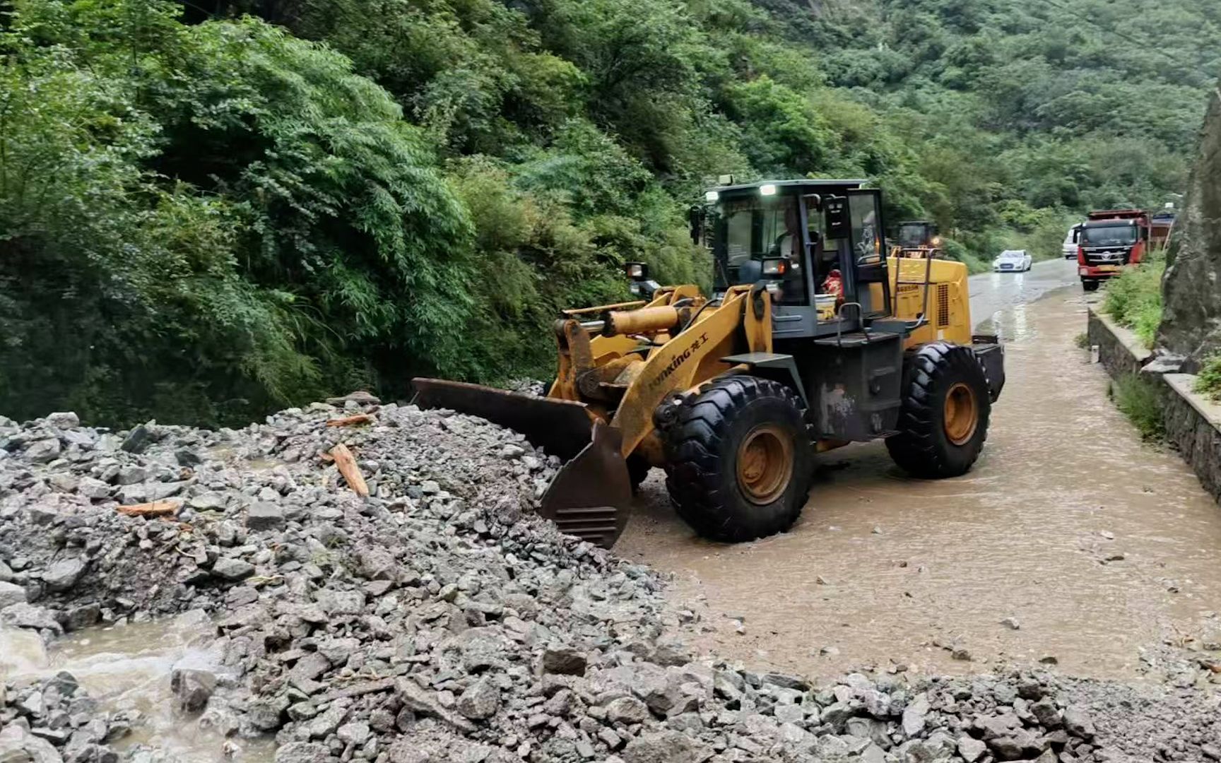 汶川突发泥石流灾害:车辆陷入淤泥 国道G350断道全部抢通哔哩哔哩bilibili