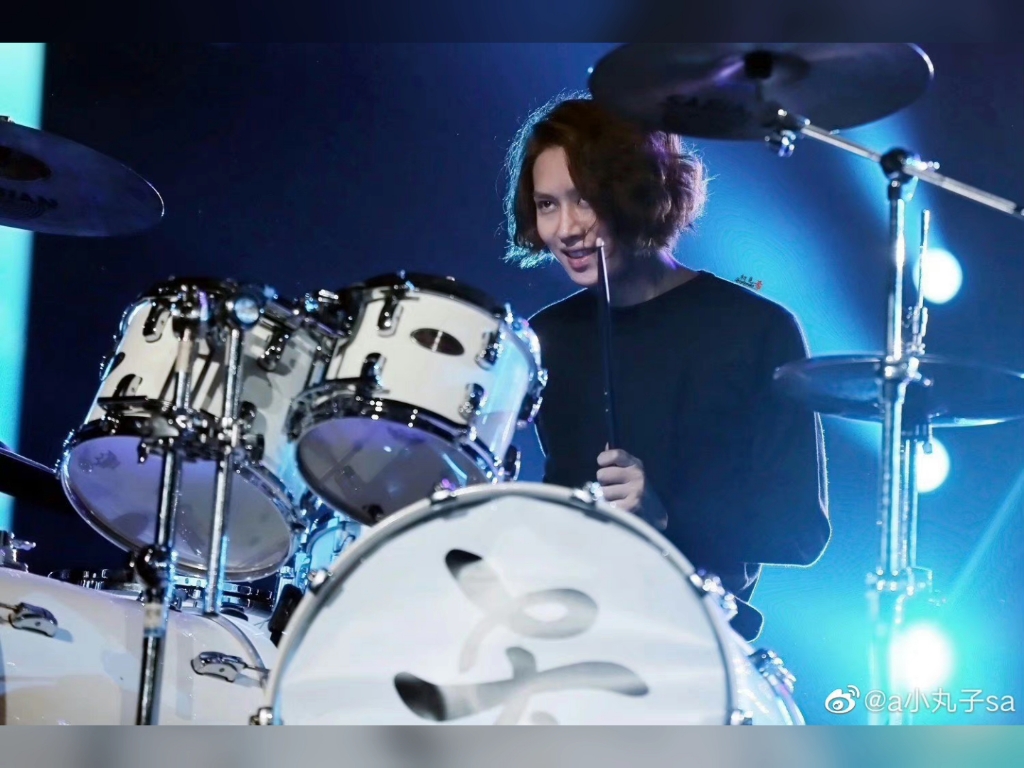 这架子鼓神图看的我都想去学习了,金希澈的神图在我手机里有好多