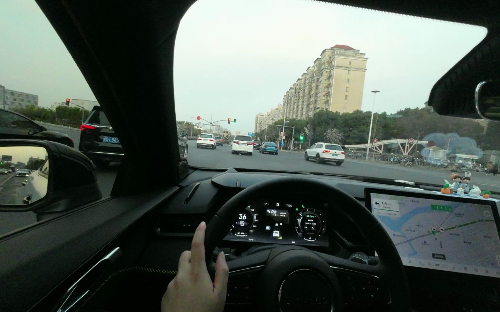 刚拿驾照五个月,在上海的马路上开车