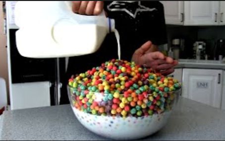 [图]【Matt Stonie】一大碗五彩谷物糖 吃不下？那就来看Stonie来挑战吧 Giant Bowl of Trix Cereal