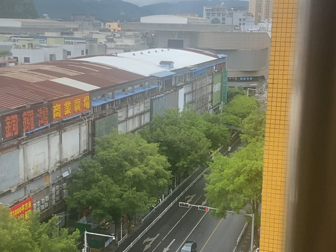 其实贺州的缤纷环球城四楼就是本质上就是个唱跳rap篮球剑