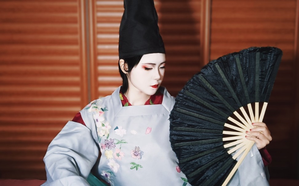 阴阳师自设cos,妆容是根据宝冢歌剧团白鹭之城安倍泰成设定的,衣服是