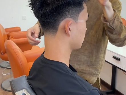 时尚男士剪发体验分享!专业造型师打造潮流短发!