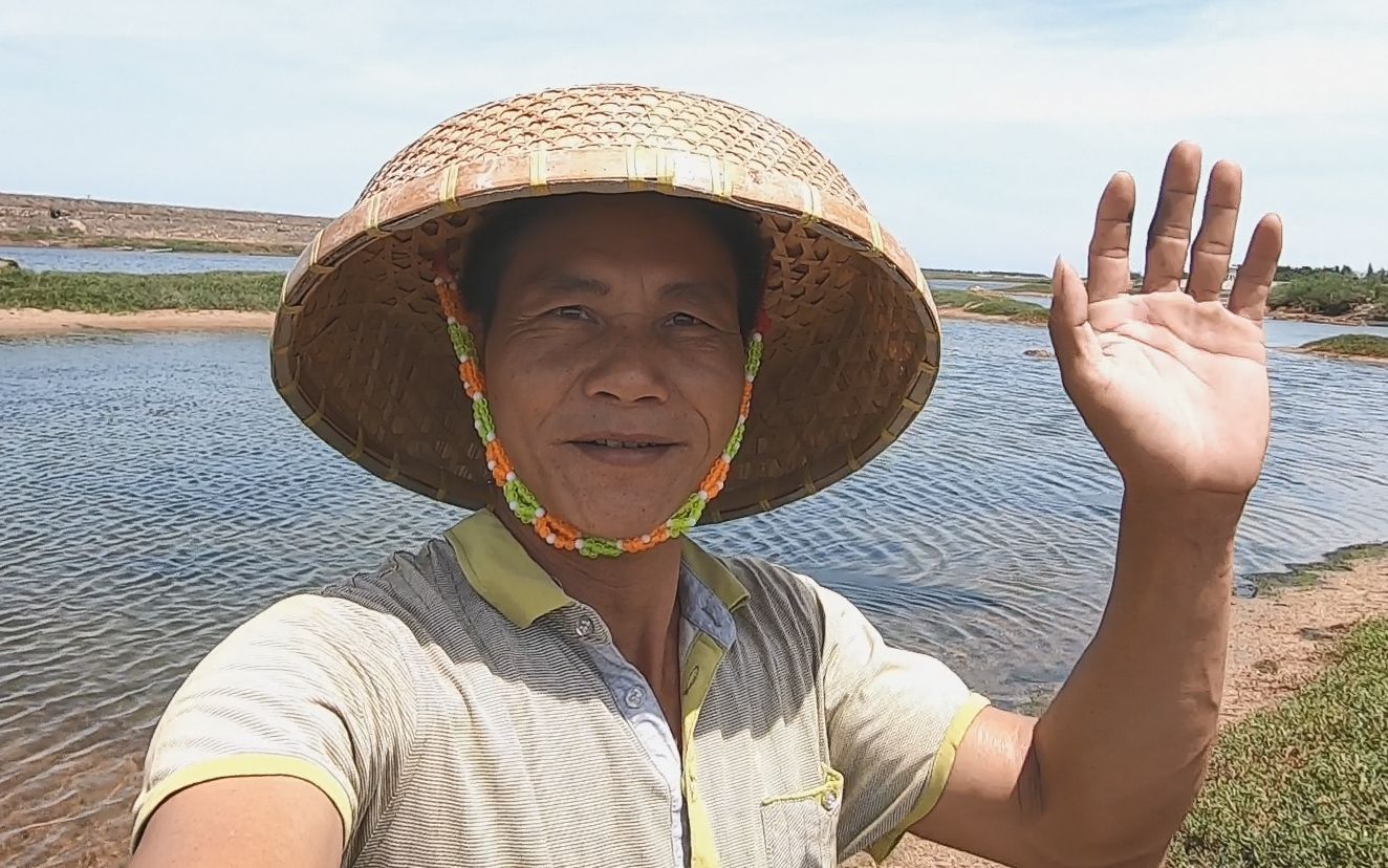 阿文赶海来捡漏,这里的螃蟹又多又好抓,一下子能抓好几只