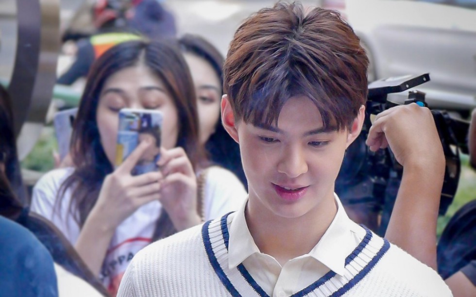 saint黄明明之20190524明宝新剧飘落的树叶开机加明宝的粉丝点名