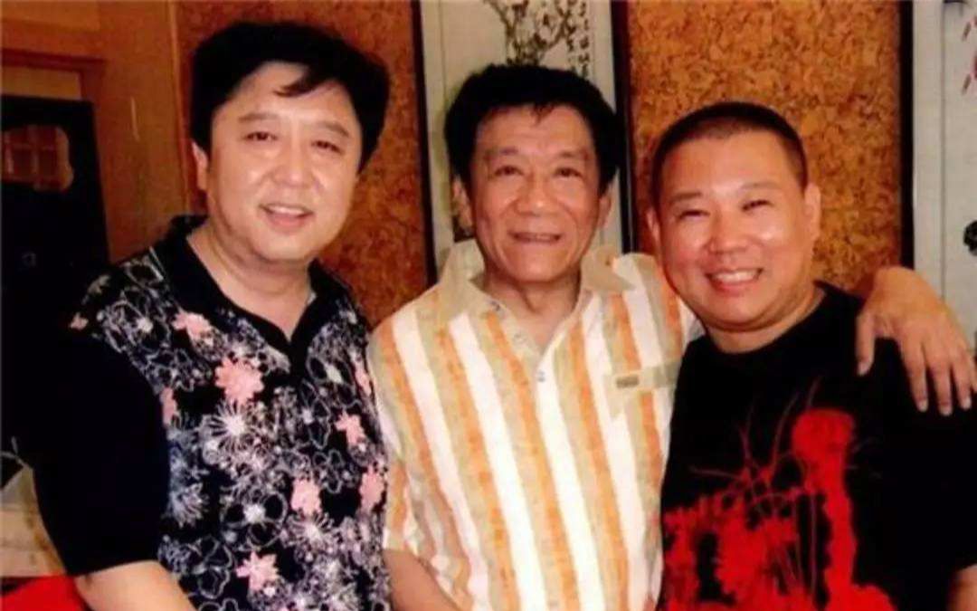 从没见过这样乖顺谦卑的郭德纲他拜师侯耀文的那天一脸幸福