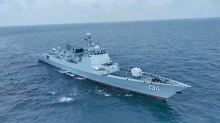 海军052d宙斯盾导弹驱逐舰冷发射海红旗9远程舰空导弹击中掠海飞行的