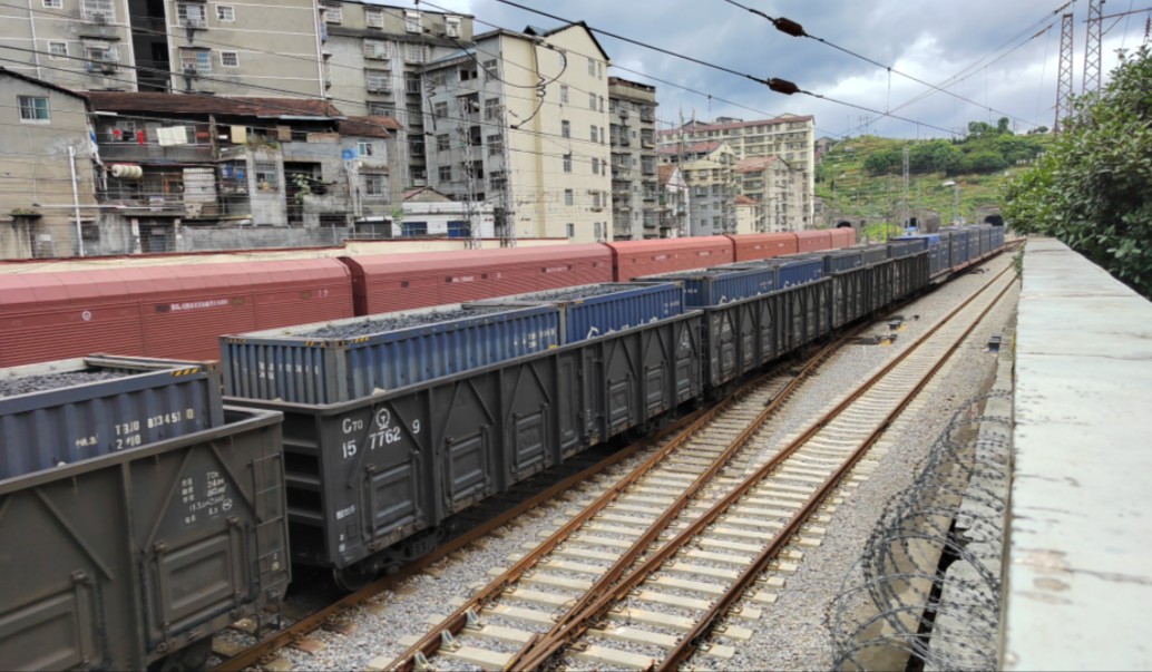 集装箱装煤再装进敞车,集你钛煤