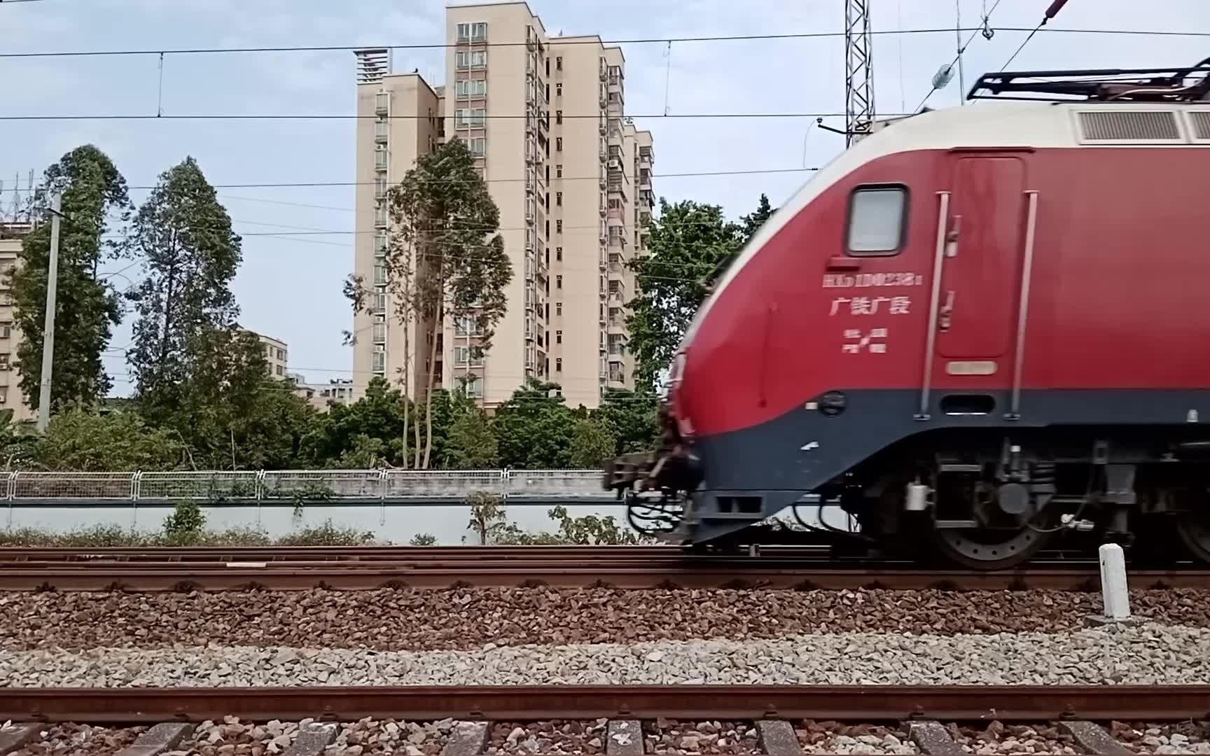 广铁广段hxd1d牵引广郑直达特快z190次列车从广州北站附近通过