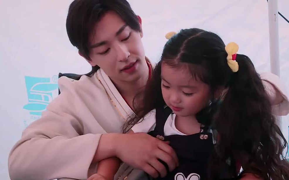 这一季不是搭配阿拉蕾 她是特别嘉宾~ 这个先导片里面,邓伦跟阿拉蕾