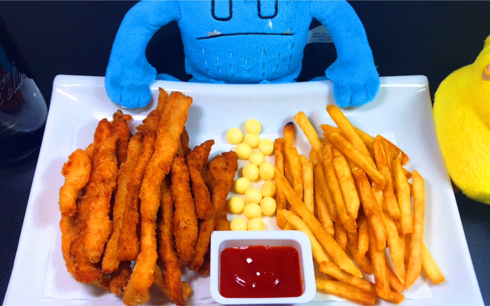 活动  炸鸡柳,薯条,香蕉口味脆脆球,酥脆美食咀嚼音