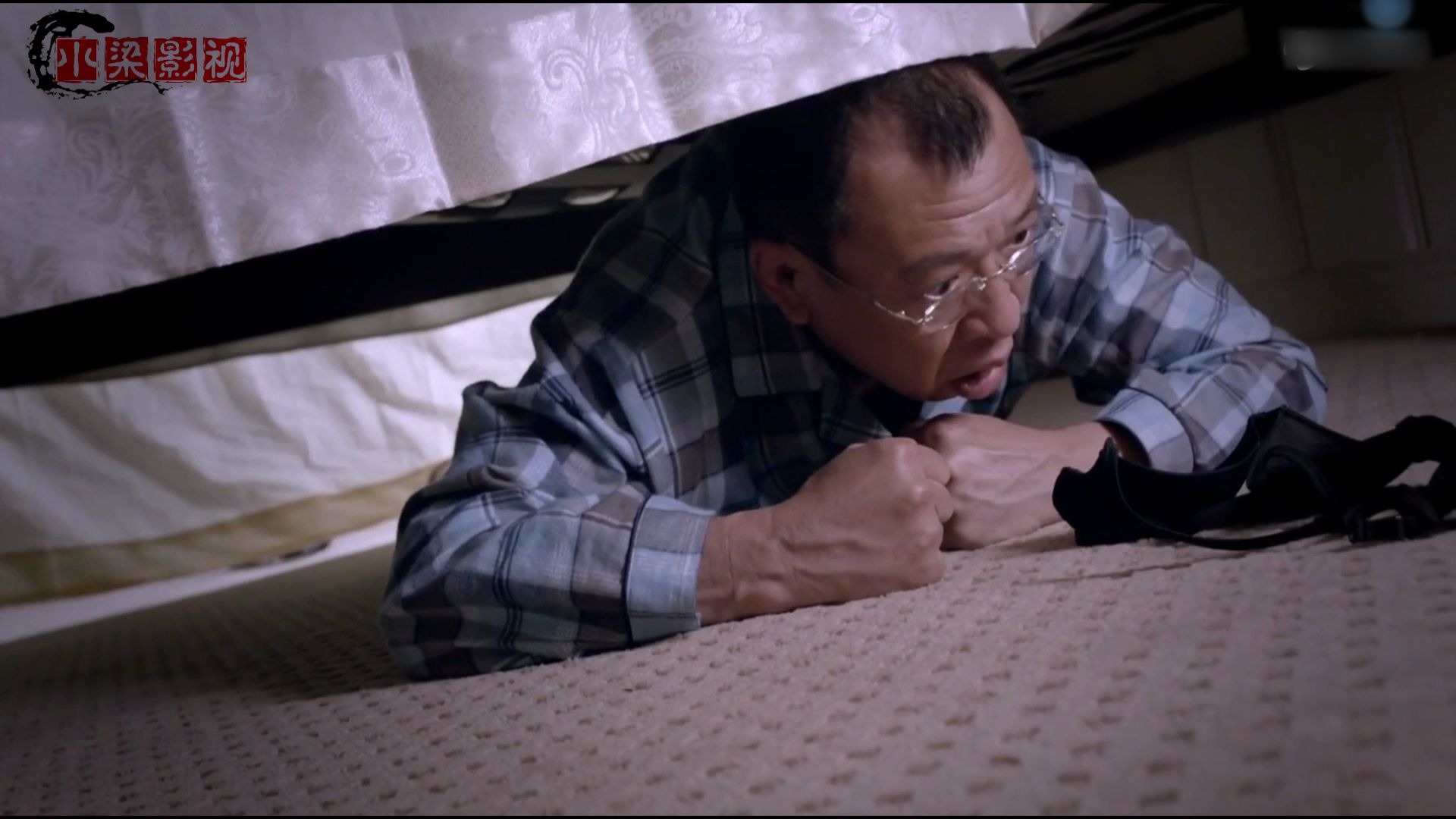 女朋友想和男朋友亲热,尴尬,岳父大人在床底下