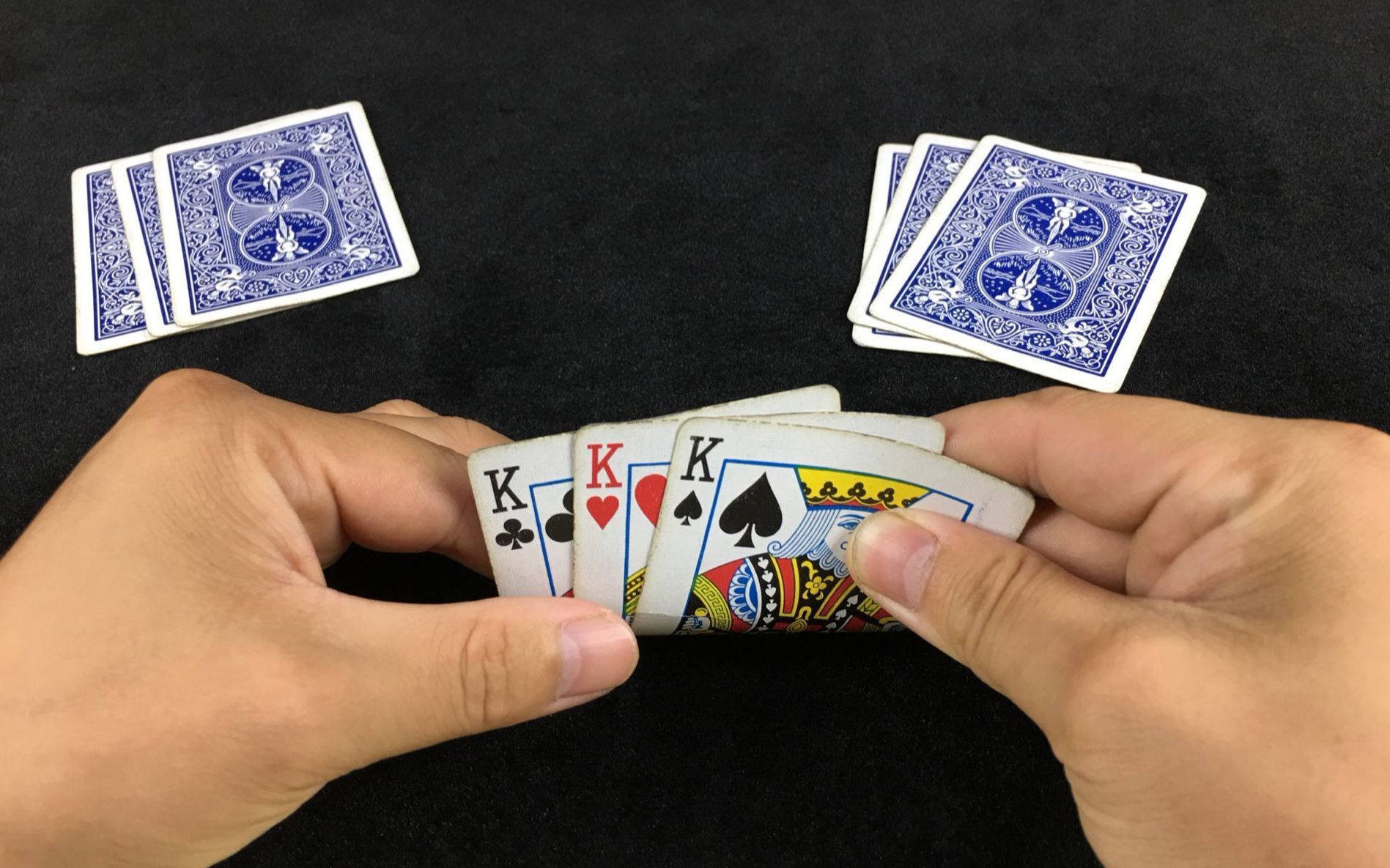 三张扑克牌瞬间变成一样被这魔术骗了10年学会后骗朋友玩玩