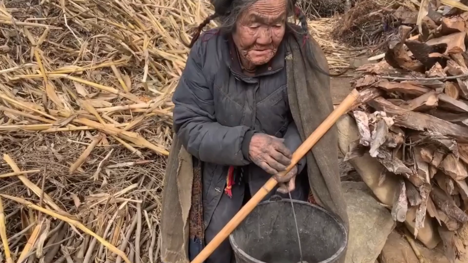 贫困山区独自生活的老奶奶艰难步行很远取水吃的食物让人落泪