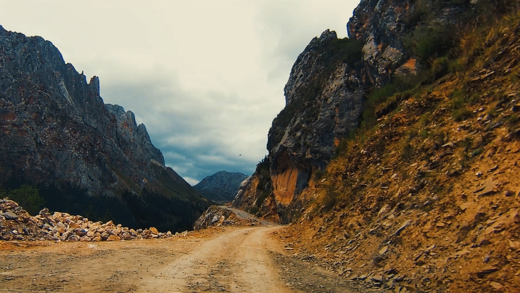 走一段崎岖的路,品一段艰难的人生,就这样迷失在风景里