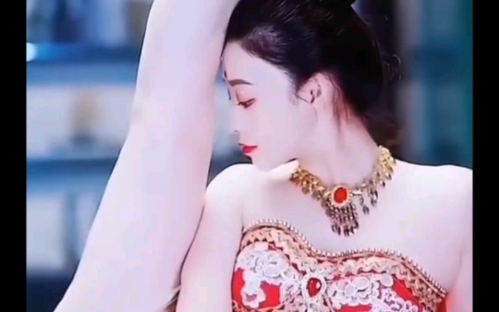 恒大民族歌舞团团长白珊珊,颜值气质美女#完美身材#异域风"青花瓷"