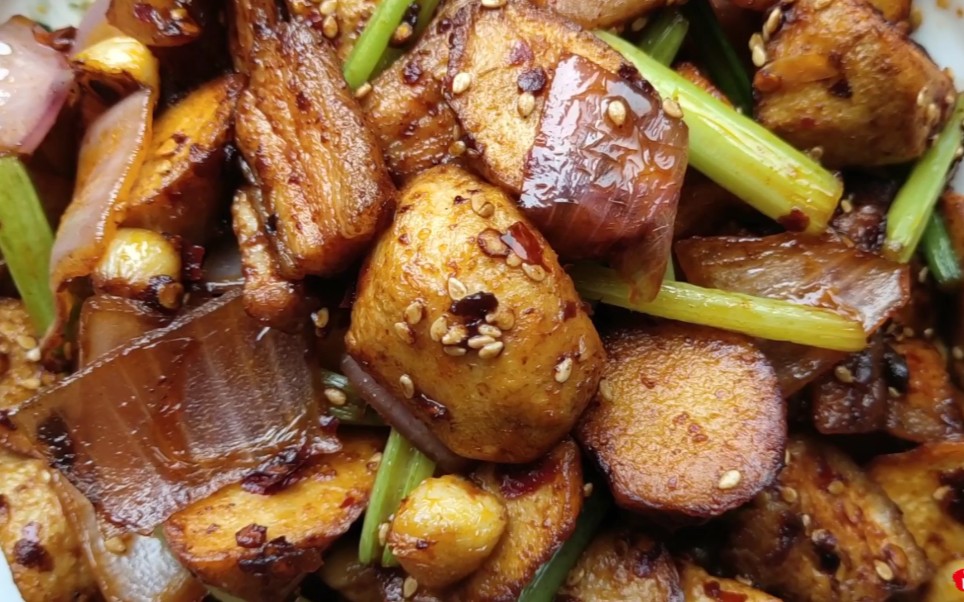 干锅芋头家常做法,软糯鲜香,麻辣可口,做出饭店的味道.