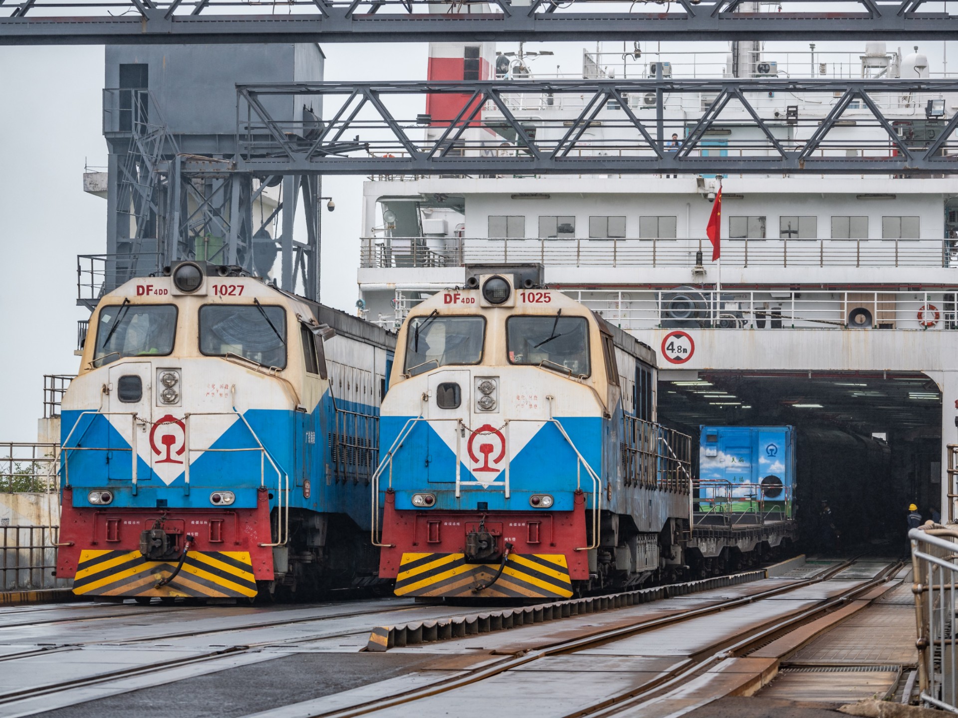 广铁海段df4dd1025,1027在海口南港牵引z385次