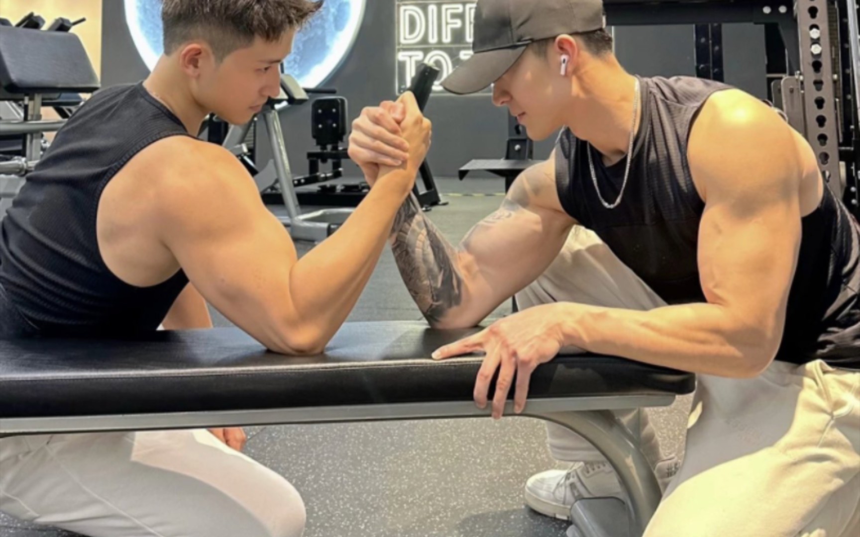 【肌肉猛男系列49】健身房弥漫着雄性激素