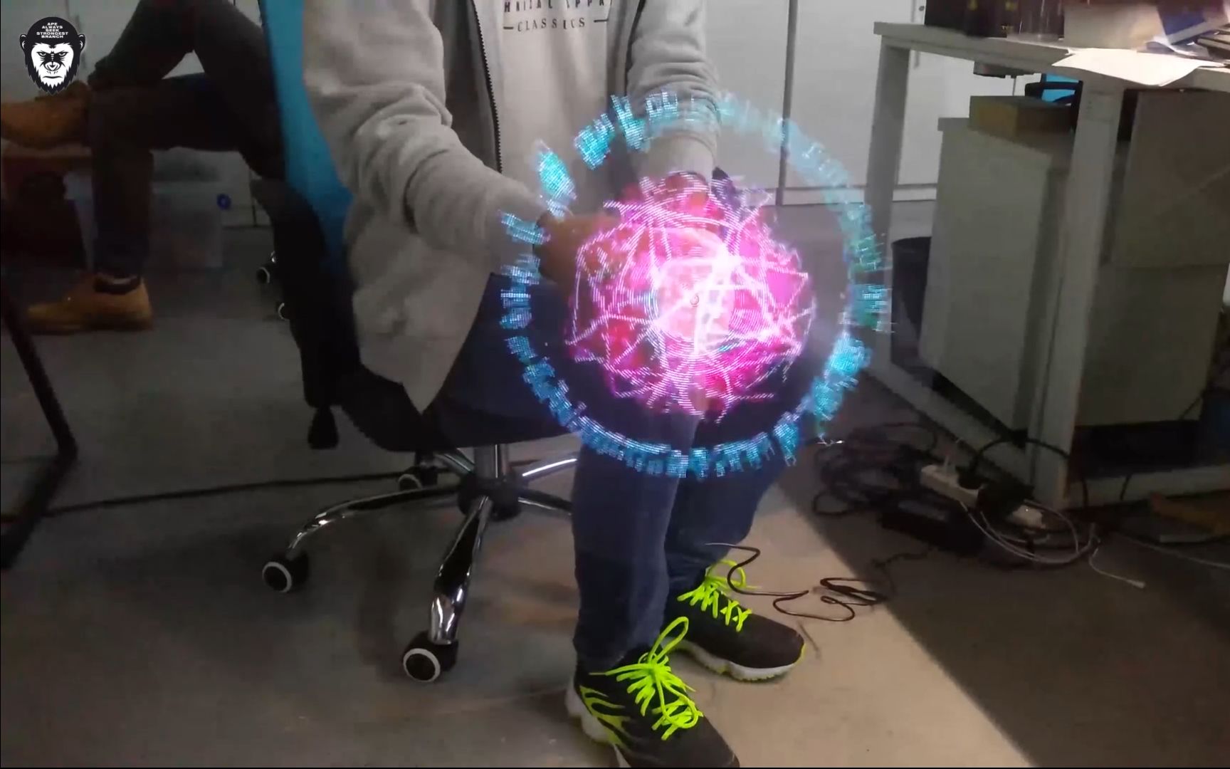 从国外火到国内中国小伙研发3d全息投影风扇这也太炫酷了吧