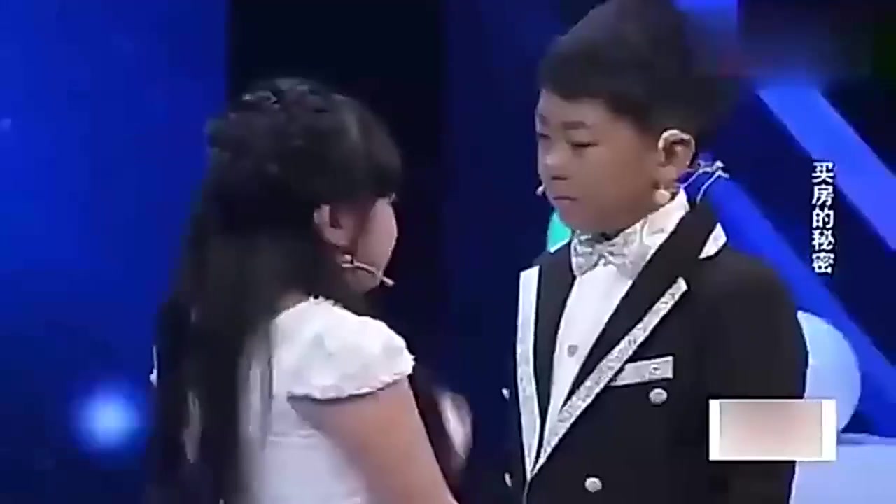 完美告白：袖珍男子向袖珍女子表白，女子一上台就是涂磊占她便宜，全场都笑翻了!.mp4