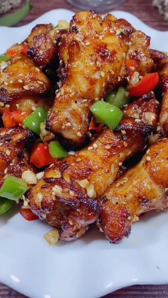 蒜香鸡翅根蒜香浓郁,皮酥肉嫩,美味多汁