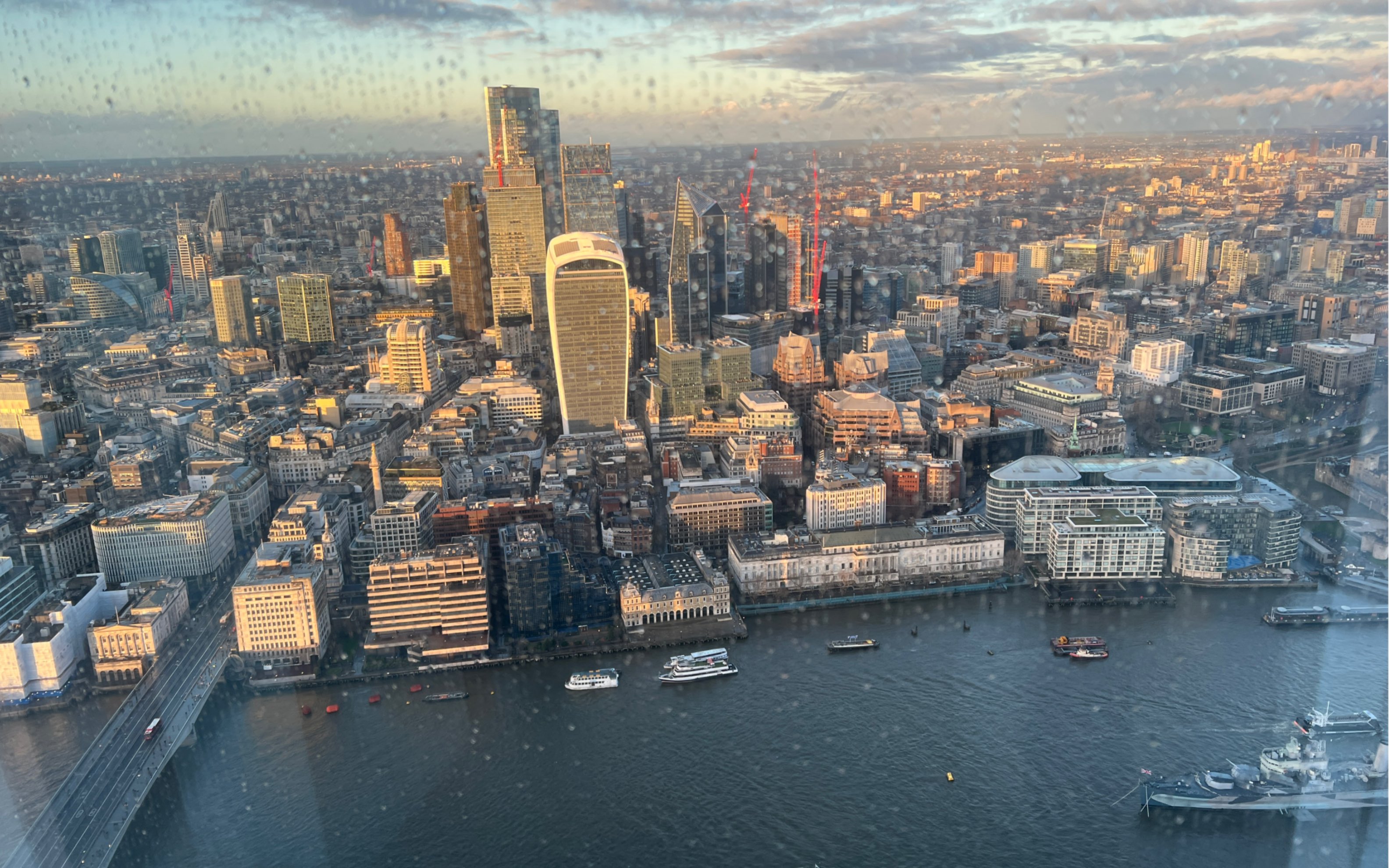 站在300米高的碎片大厦,俯瞰方圆40英里的伦敦.