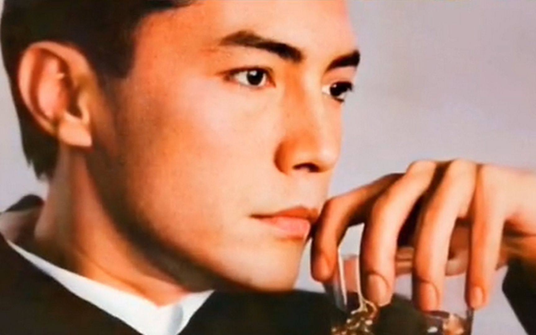 尊龙60岁时的尊龙气质儒雅言谈间有身为国人的自豪感女装也美