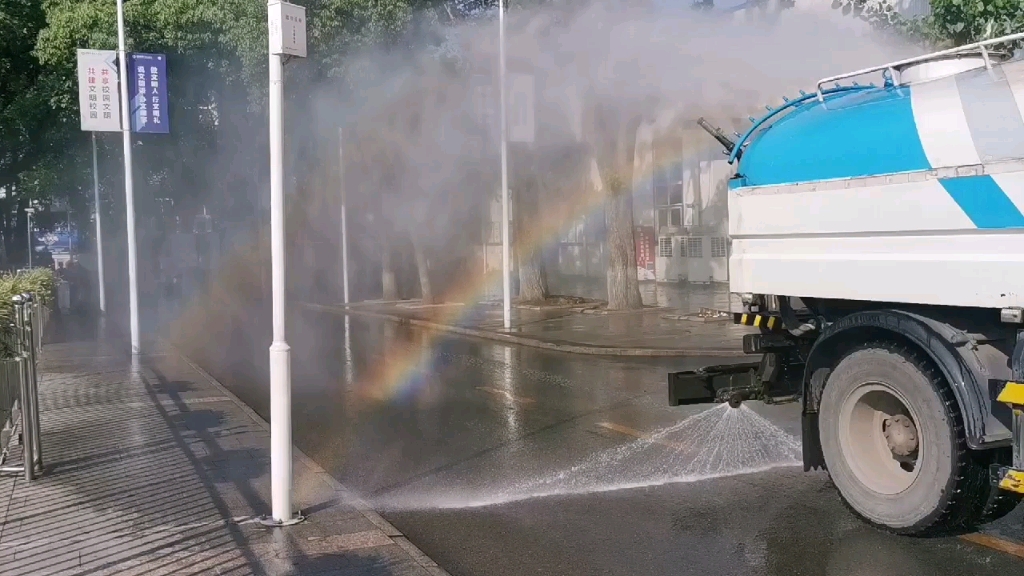 春日的洒水车和彩虹