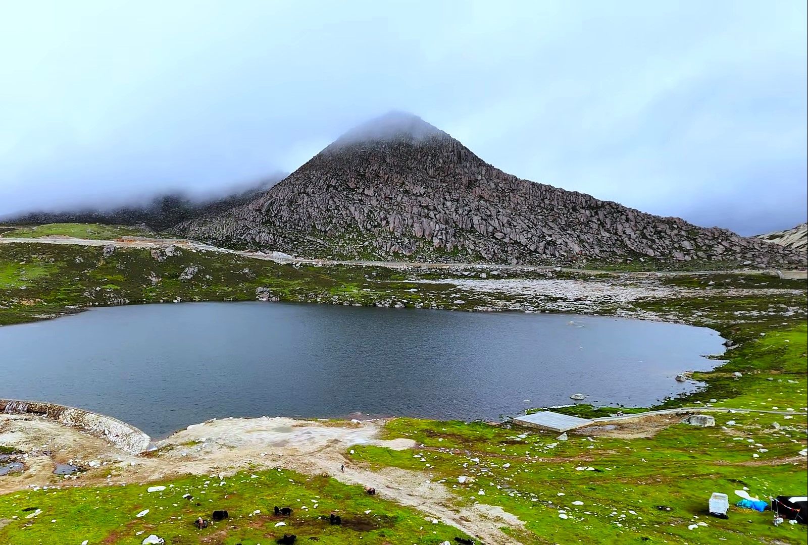 川西旅行,再走格聂南线,来到铁匠山,金字塔般的独特造型非常显眼哔哩哔哩bilibili