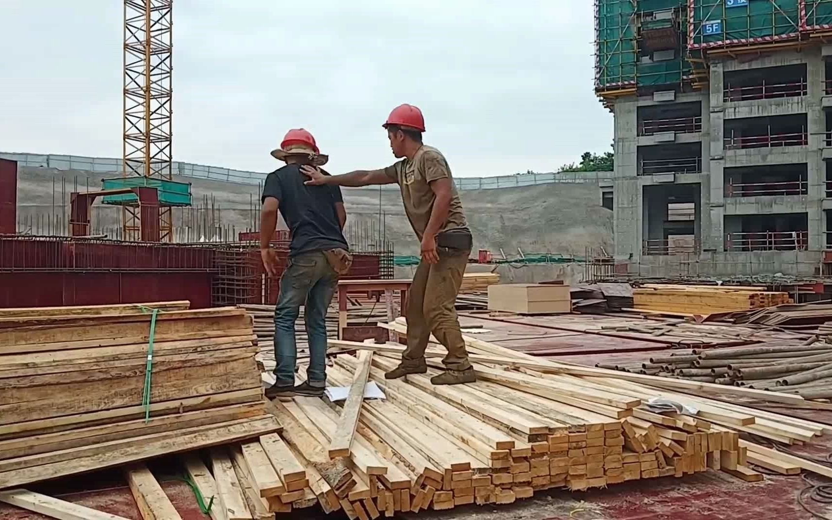 工地,钢筋老板与木工老板干起来了,场面太精彩了,大家看一下咋回事