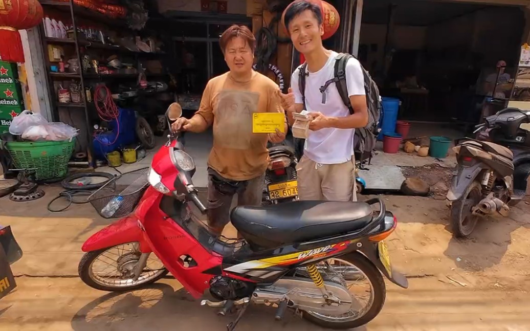 在东南亚老挝买一辆摩托车要多少钱?伟元现在终于有车了,太棒了