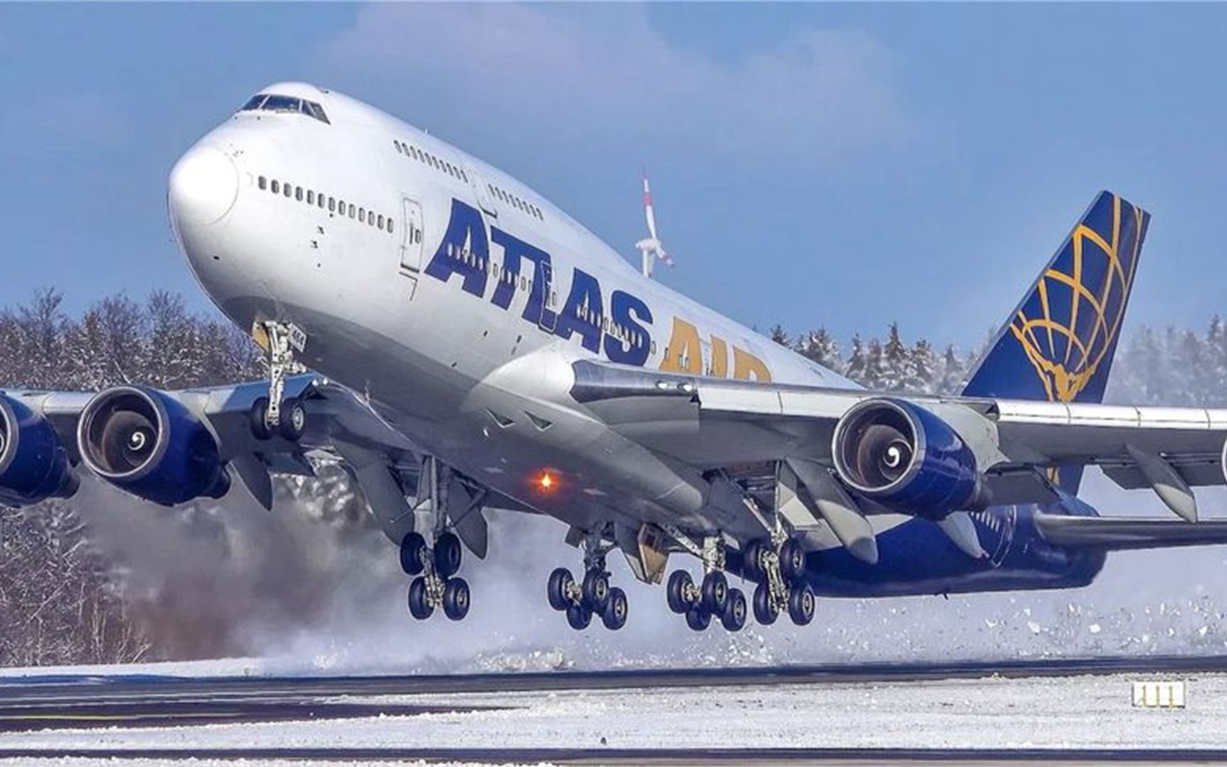 机场拍摄飞机!飞机在大雪中起飞降落,过程太有意思了