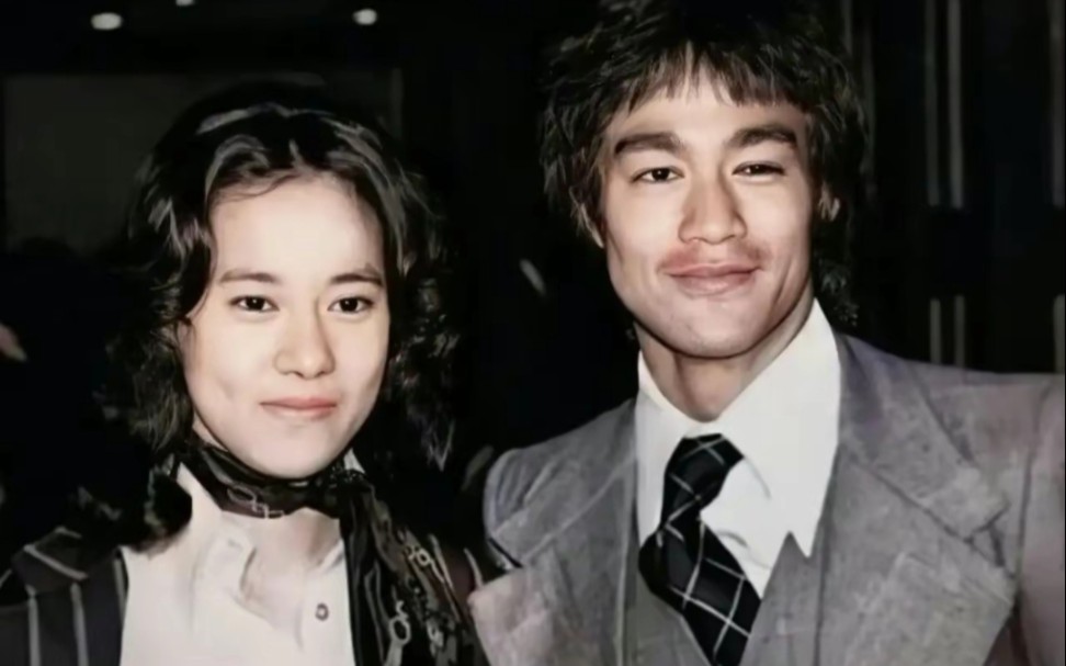 1973年4月8日晚上,李小龍與鄒文懷,苗可秀,小麒麟等一眾人士出席嘉禾.