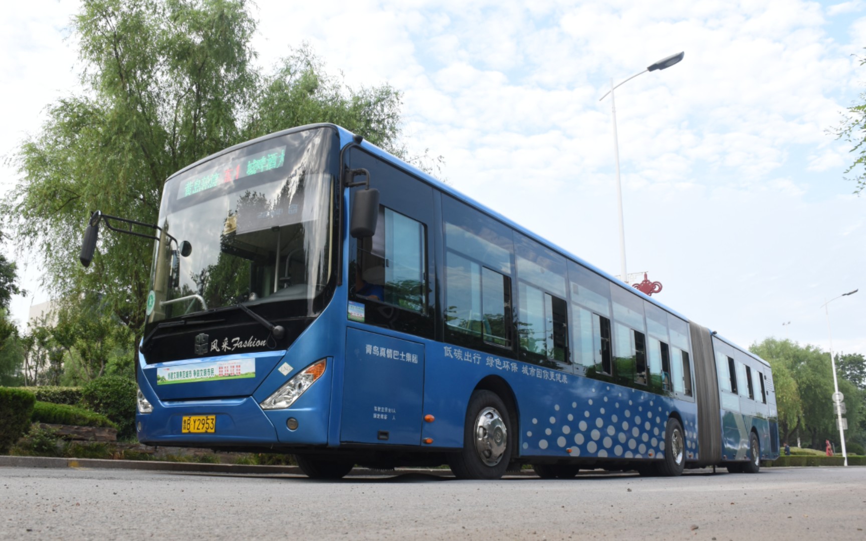 【青岛真情巴士东1路】中通lck6180hqgna 天然气 福伊特4at 后山视角