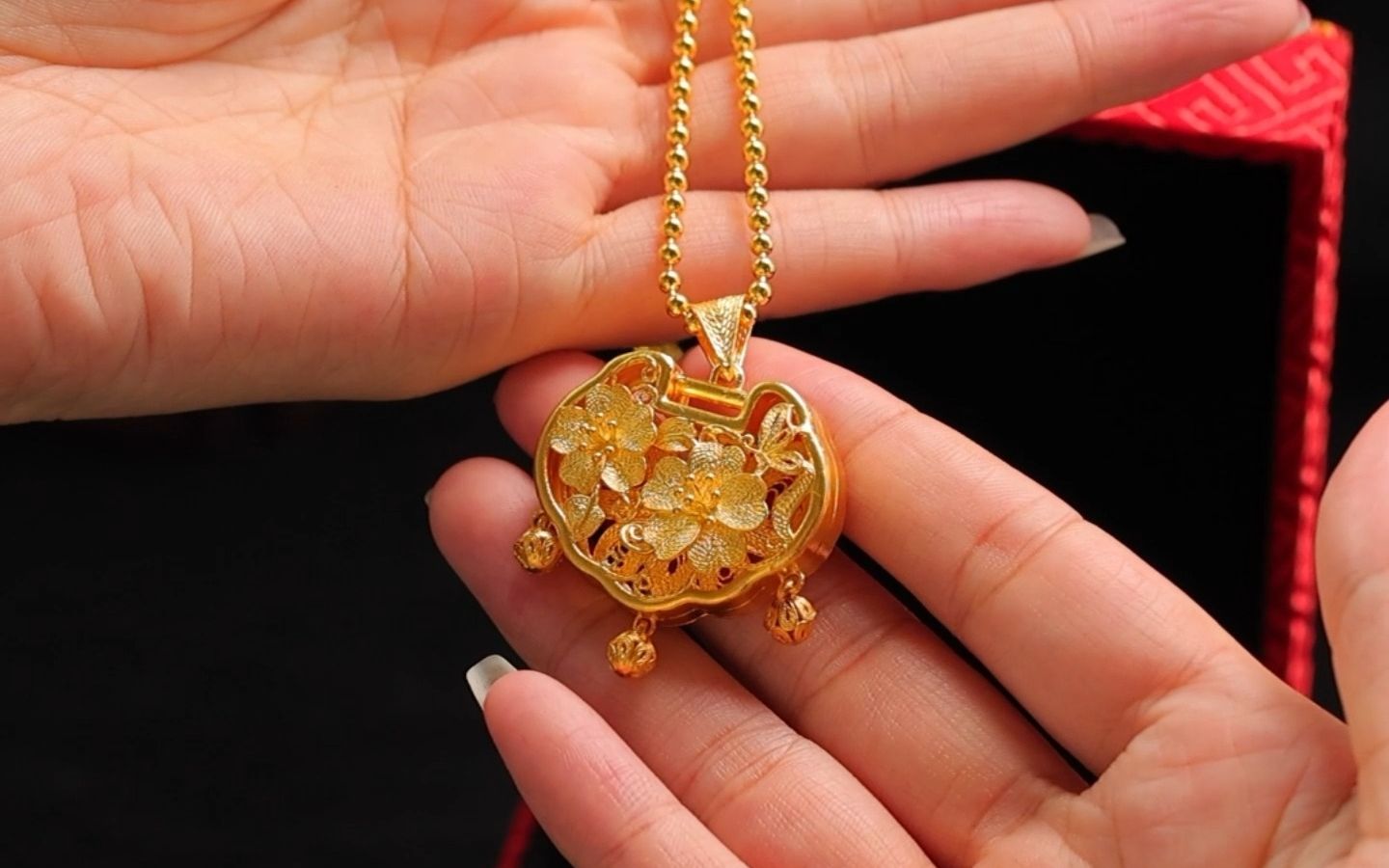 男孩子一定要给女孩子送一条平安金锁项链!