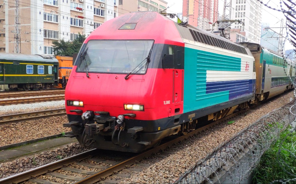 ktt九广通z825次列车通过龙口西天桥