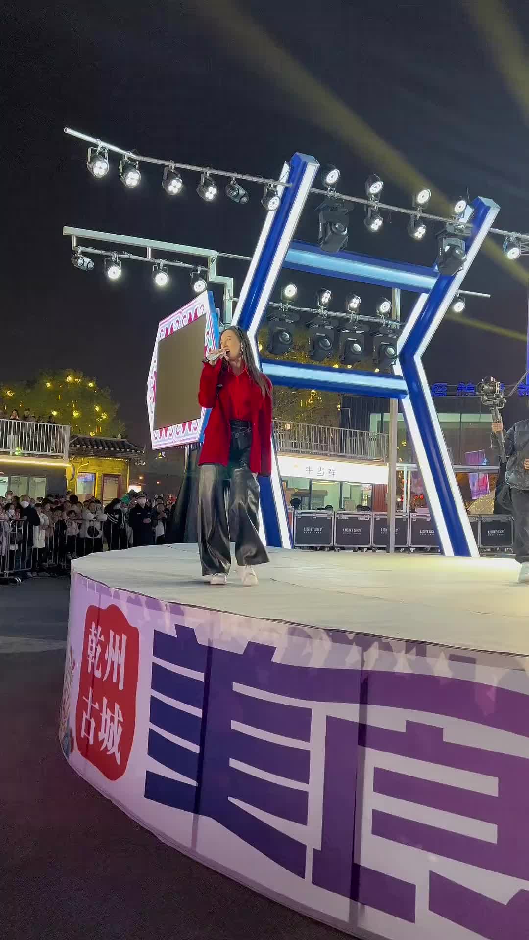 唐艺 唐艺大舞台 户外唱歌 热门音乐 路人视角