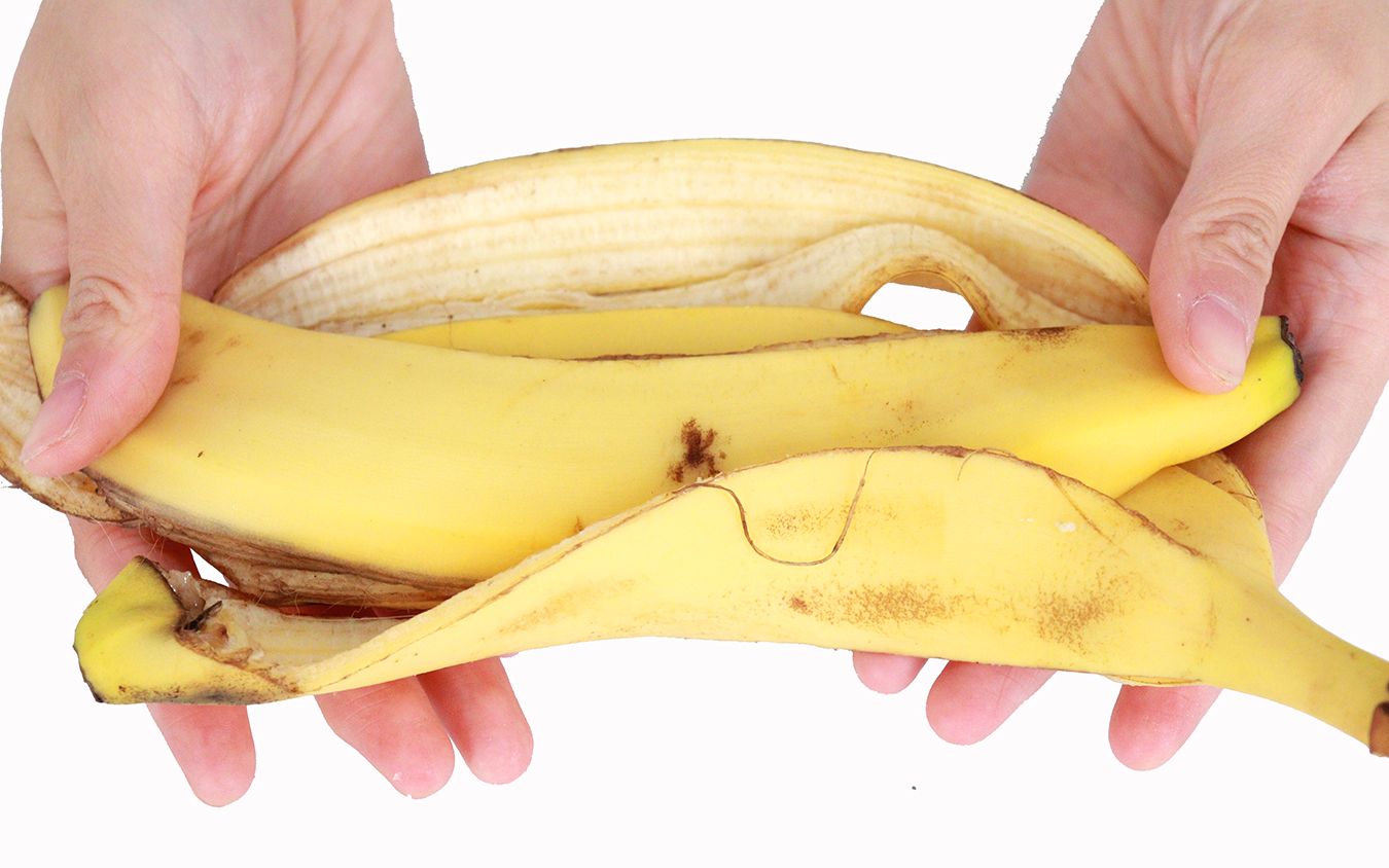 香蕉皮扔掉等于扔钱,教你5个大妙用,解决不少麻烦事,太实用了