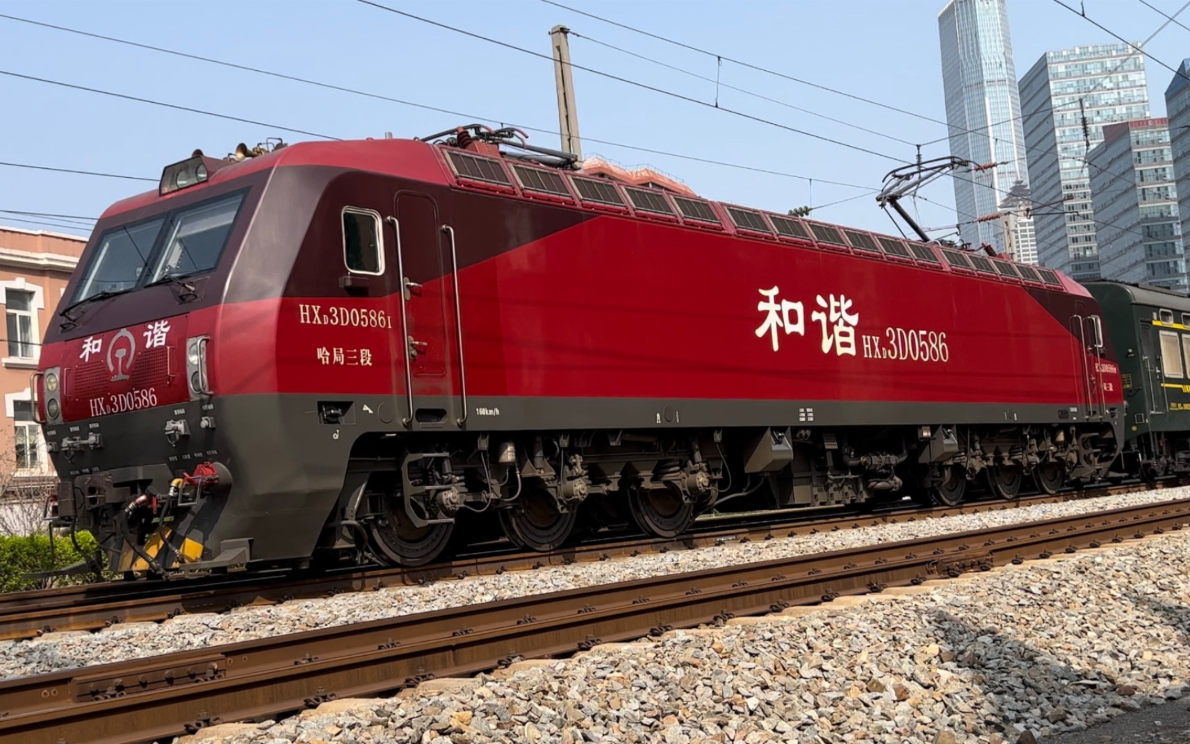 t331次列车哈局三段和谐hxd3d-0586牵引哈局齐北段25k通过沈大线k1