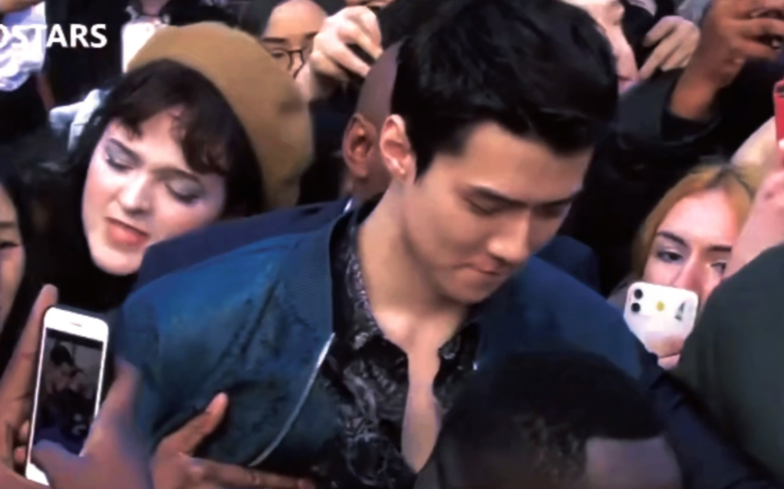 「吴世勋」世勋哥巴黎时装周著名保安袭胸事件名场面